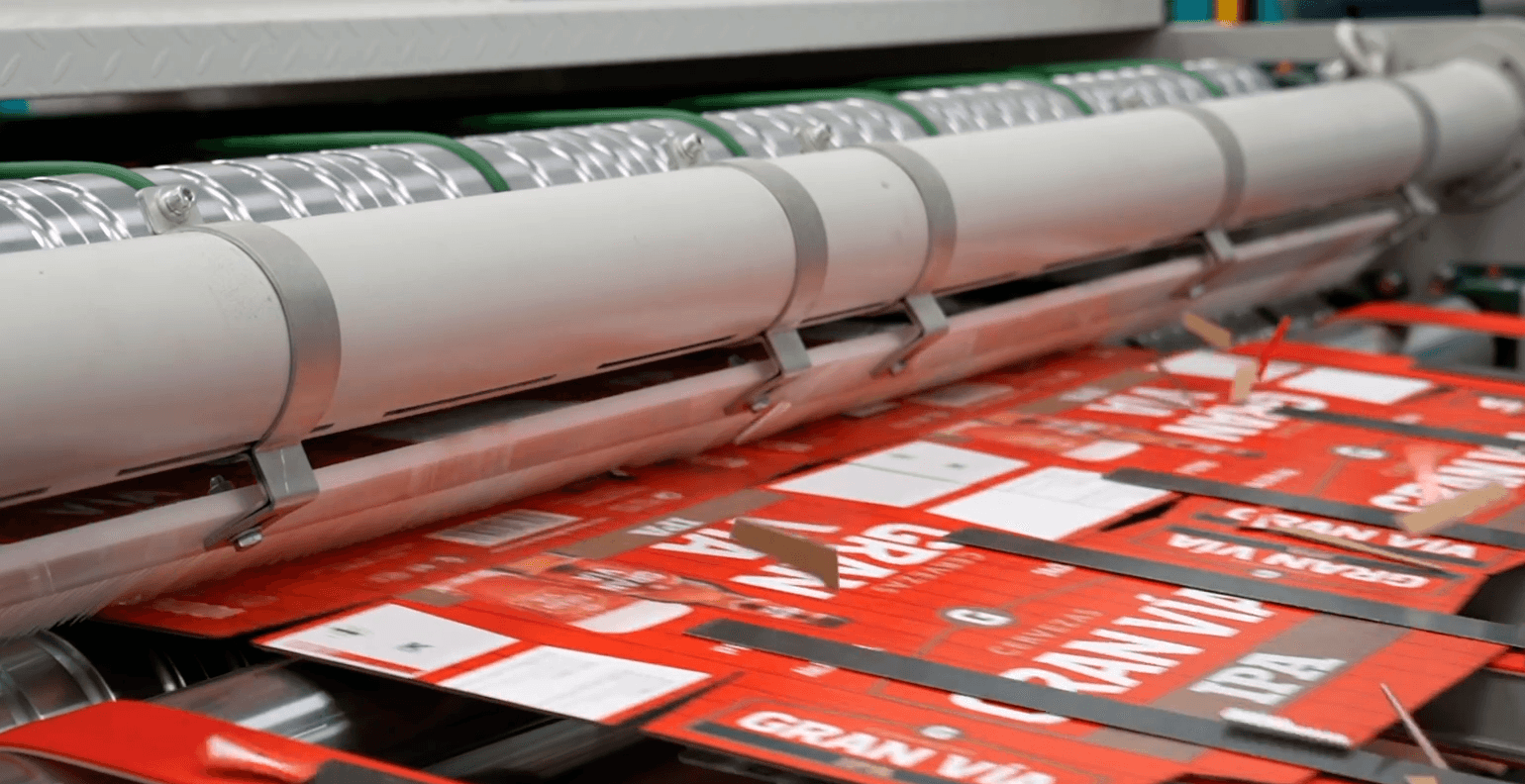 Printed corrugated boards exiting the Kento Hybrid die-cutting station